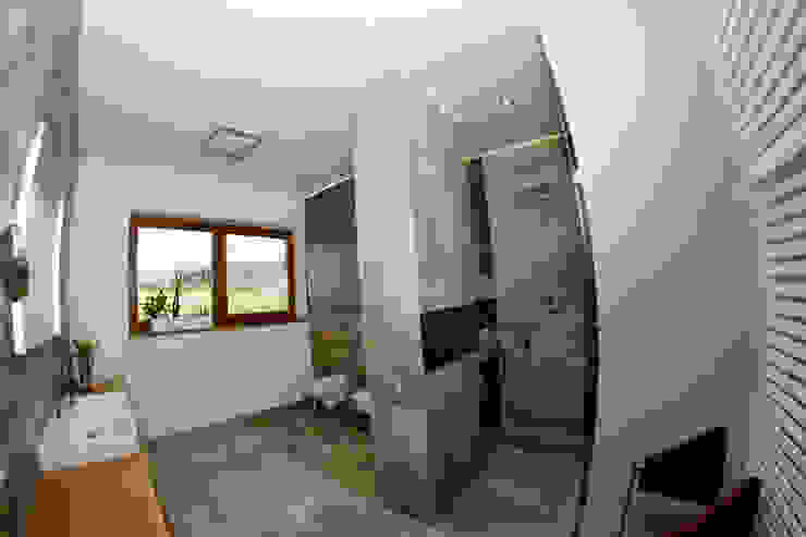 Modernistyczny dom w górach, in2home in2home Moderne Badezimmer Fliesen Braun