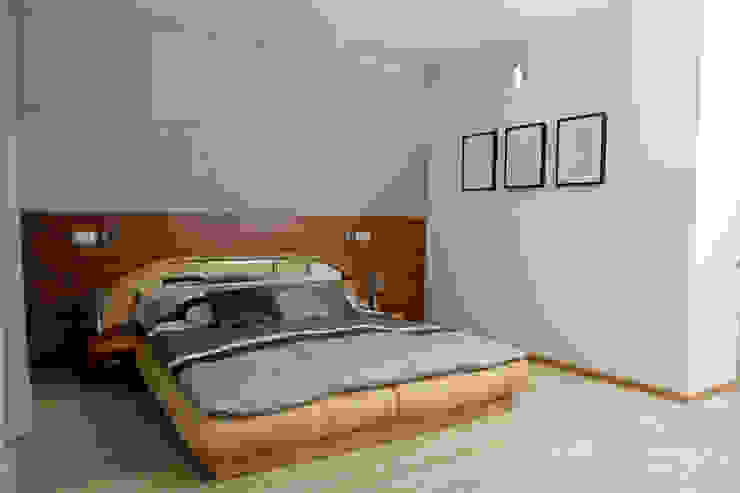 Modernistyczny dom w górach, in2home in2home Moderne Schlafzimmer Holz Beige