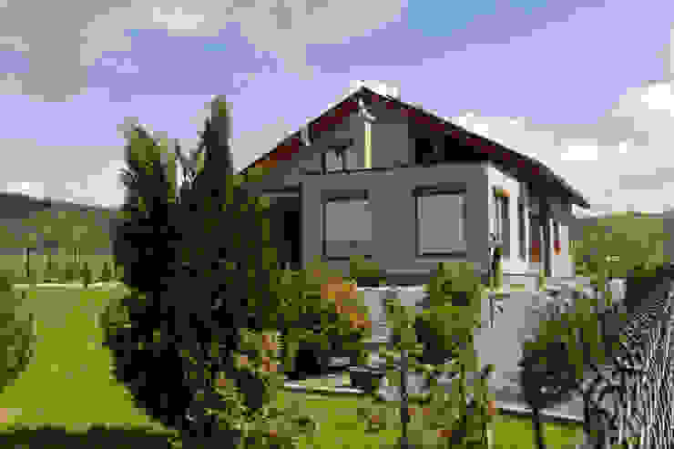 Modernistyczny dom w górach, in2home in2home Modern Houses Grey