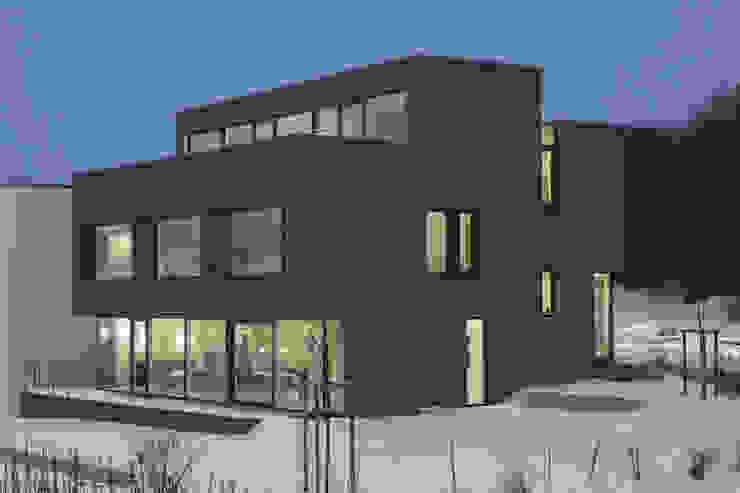 Gartenansicht / Terrasse gerken.architekten+ingenieure Moderne Häuser Grau Splitlevel,grauer Putz,Putz,Beleuchtung,Dachterrasse,hell,offen