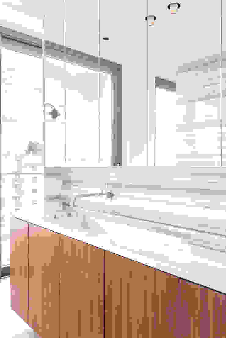 homify Modern Bathroom Sinks