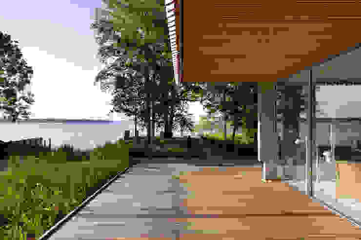 Garten - Haus K, Stephan Maria lang Architektengesellschaft Stephan Maria lang Architektengesellschaft Garten im Landhausstil Himmel,Eigentum,Pflanze,Wasser,Schatten,Wolke,Holz,Baum,Sonnenlicht,Immobilie