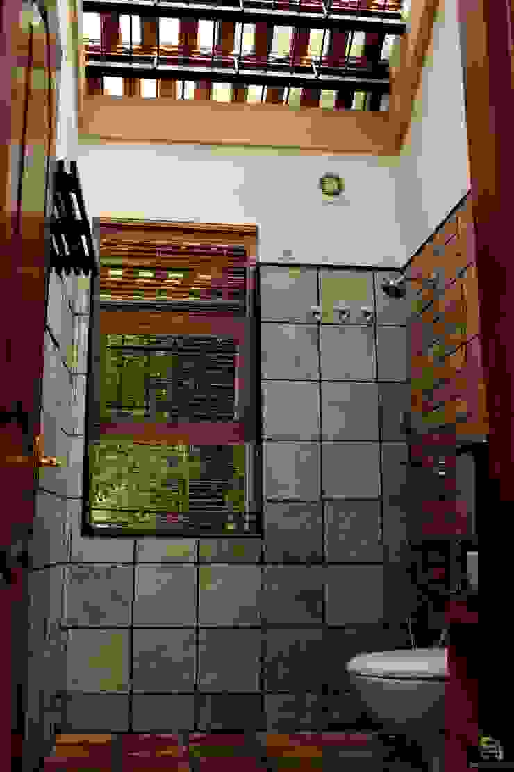the "court" house, de square de square Rustic style bathroom