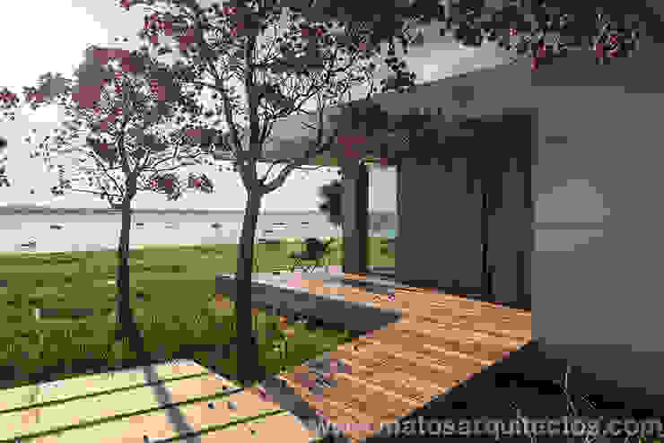 House by River side โดย Matos Architects โมเดิร์น ไม้จริง Multicolored