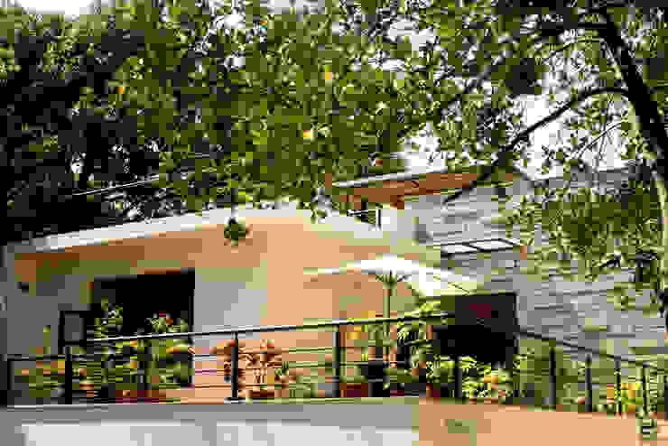 RESIDENCE FOR TALWAR, de square de square Modern balcony, veranda & terrace
