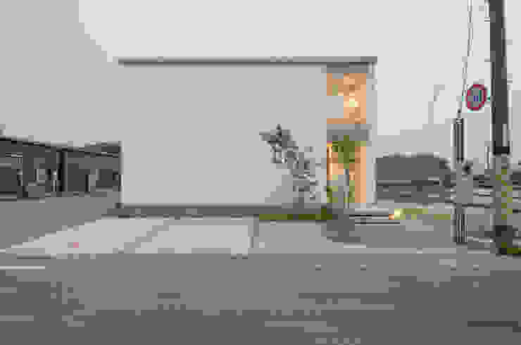 笑顔とsky-line, 風景のある家.LLC 風景のある家.LLC Rumah Gaya Industrial Beton White