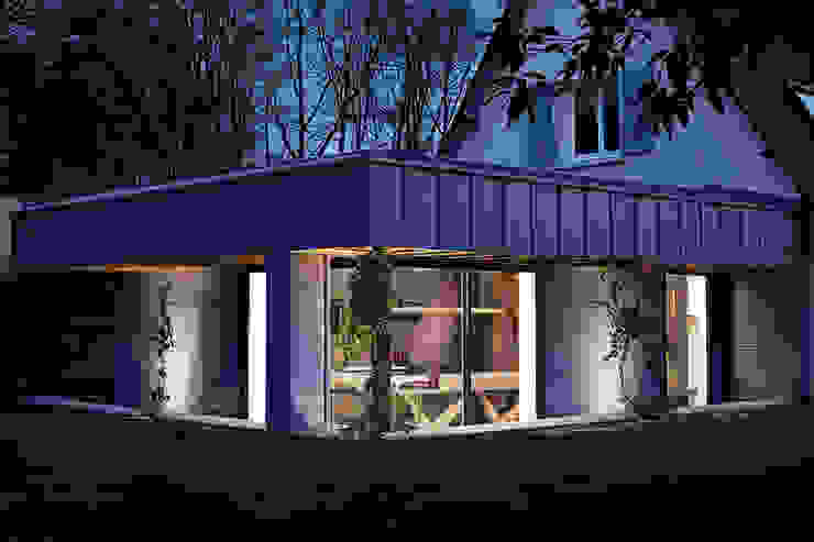 Eclairage extérieur de nuit O2 Concept Architecture Maisons modernes Bois Bleu bardage en bois,bardage zinc,toiture zinc,toiture végétale,bardage bleu,lumière,baie d'angle,plante grimpante,jardin
