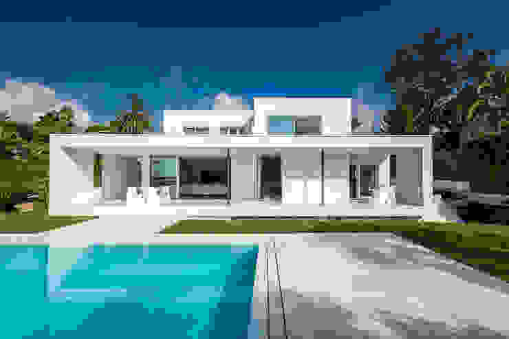 Casa Herrero | 08023 architects, Simon Garcia | arqfoto Simon Garcia | arqfoto Piscinas de estilo moderno Edificio,Cielo,Planta,Ventana,Árbol,Nube,casa,Sombra,Puerta,Alberca