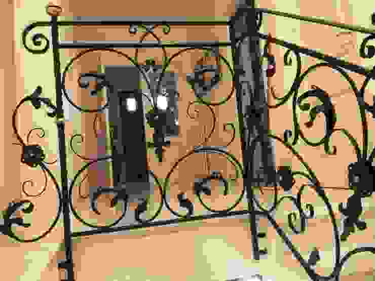 Cancelli e ringhiere artistiche in ferro battuto con verniciatura artistica con foglia d'oro Tecno Metal Professional Welding Ingresso, Corridoio & Scale in stile moderno