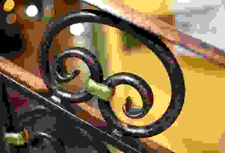 Cancelli e ringhiere artistiche in ferro battuto con verniciatura artistica con foglia d'oro Tecno Metal Professional Welding Ingresso, Corridoio & Scale in stile moderno