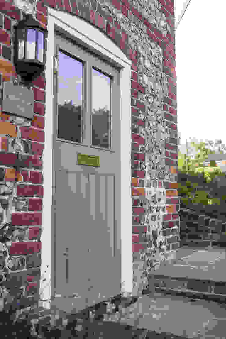 White Horse Pub Hampshire Design Consultancy Ltd. Nhà phong cách đồng quê