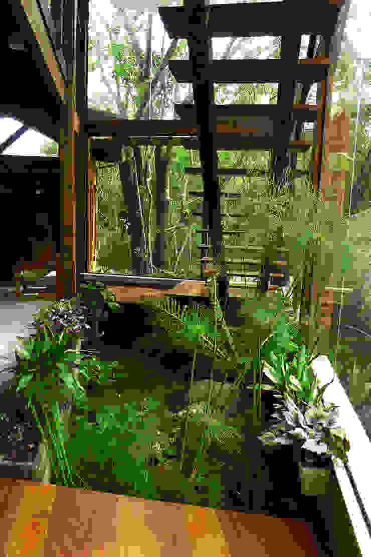 Baixo Impacto Arquitetura Ltda. 러스틱스타일 복도, 현관 & 계단