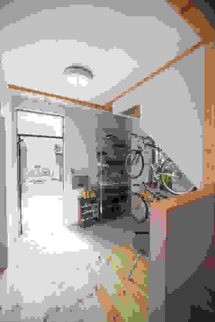 アンティーク雑貨のある家 – ガルバリウム鋼板のローコスト住宅 –, 一級建築士事務所アトリエｍ 一級建築士事務所アトリエｍ Modern Corridor, Hallway and Staircase