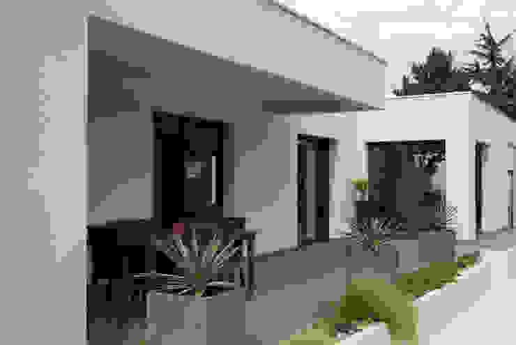 Pierre Bernard Création Pasillos, vestíbulos y escaleras de estilo mediterráneo Beige