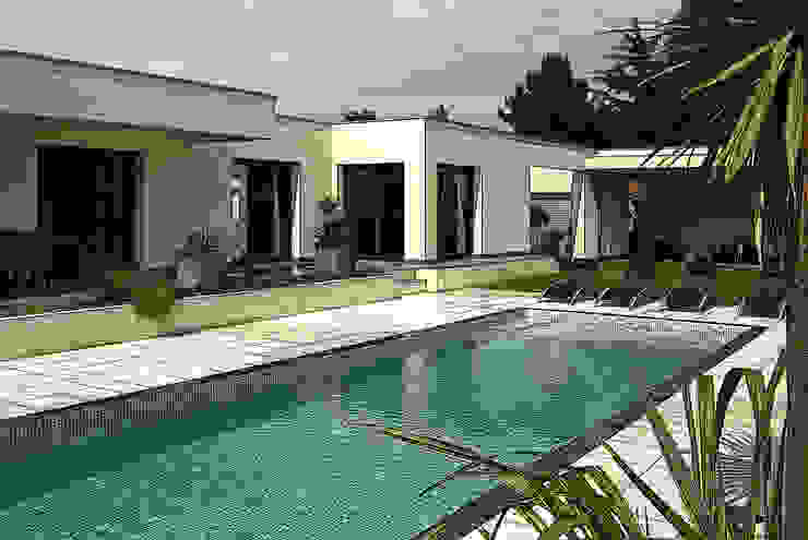 Pierre Bernard Création Jardines de estilo mediterráneo Beige