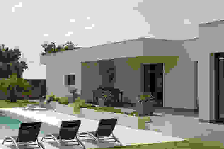 Maison cubique moderne avec piscine, Pierre Bernard Création Pierre Bernard Création Rumah Gaya Mediteran Beige