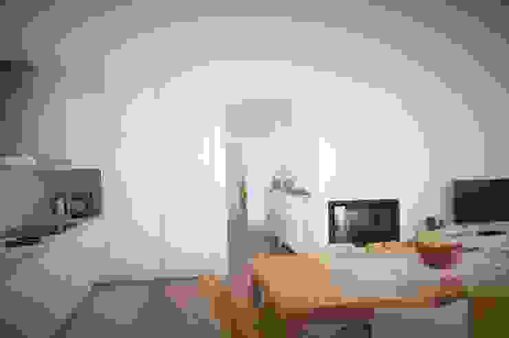 Nhà bếp phong cách hiện đại bởi Jesus Correia Arquitecto Hiện đại