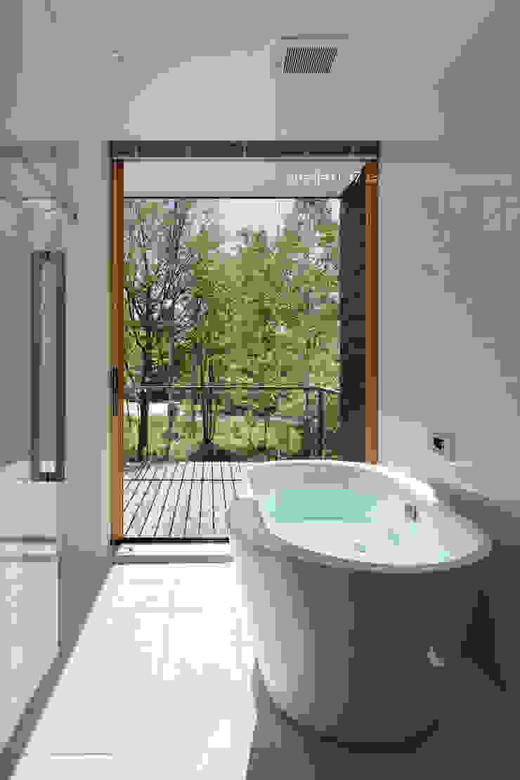浴室 atelier137 ARCHITECTURAL DESIGN OFFICE 北欧風 スパ 浴室,露天風呂,引込戸,置き型バス