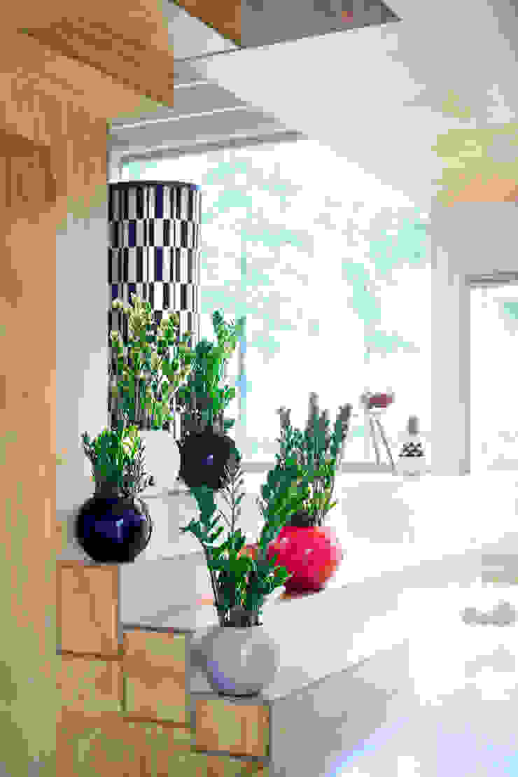 Zamioculcas in runden Vasen auf Treppenstufen Pflanzenfreude.de Innengarten Raumbegrünung