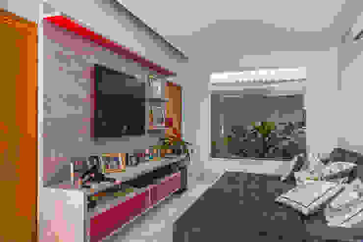 Daniele Galante Arquitetura Sala multimediale moderna