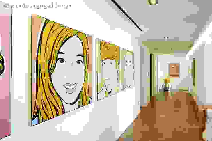 wizingallery Ingresso, Corridoio & Scale in stile moderno