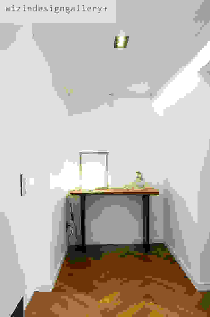 wizingallery Ingresso, Corridoio & Scale in stile moderno