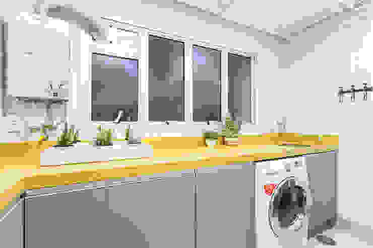 Área de Serviço Clean zimbro arquitetura Cozinhas ecléticas Amarelo Área de Serviço,lavanderia,cozinha
