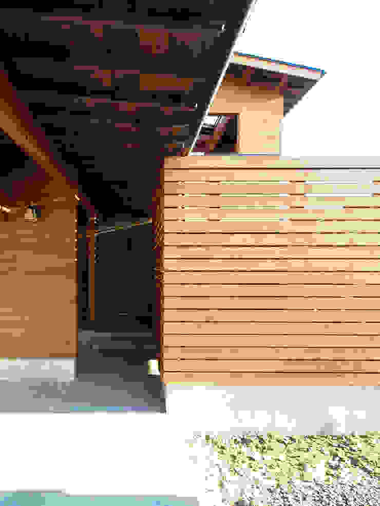 大屋根の家, AtelierorB AtelierorB Modern home Wood Wood effect