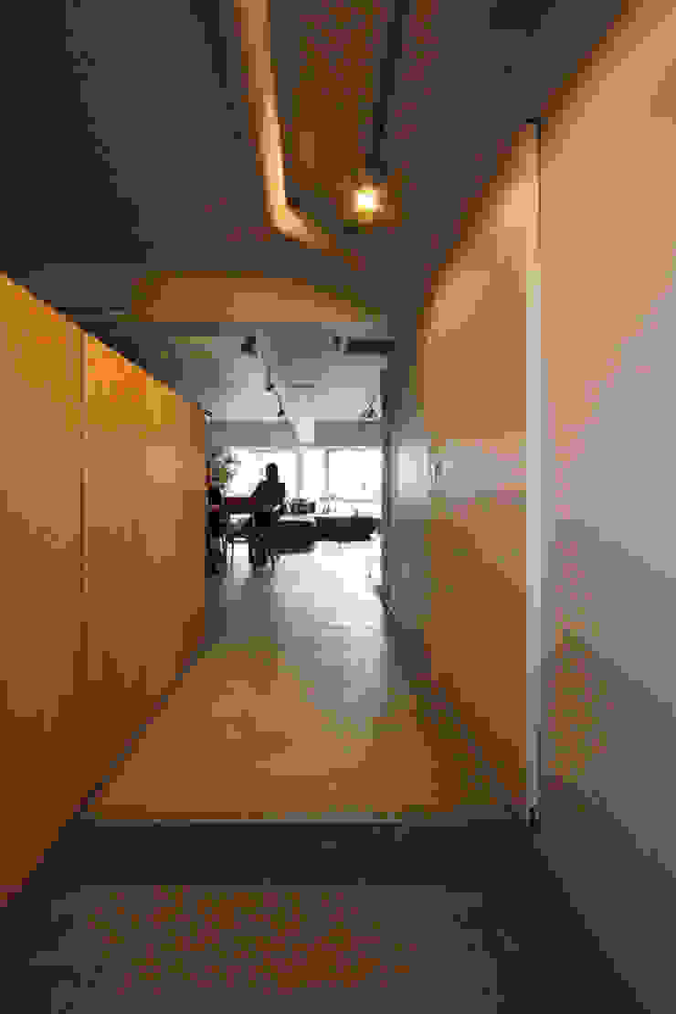 MORTAR POT nuリノベーション Minimalist corridor, hallway & stairs