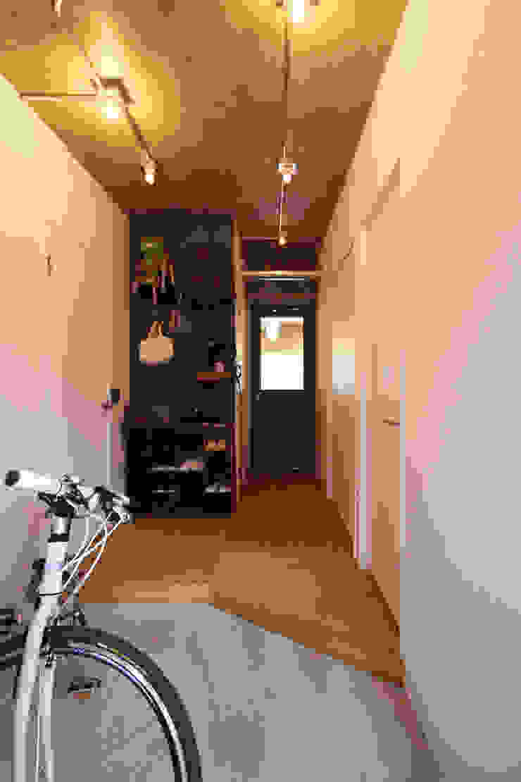 honyatosyodou nuリノベーション Modern corridor, hallway & stairs