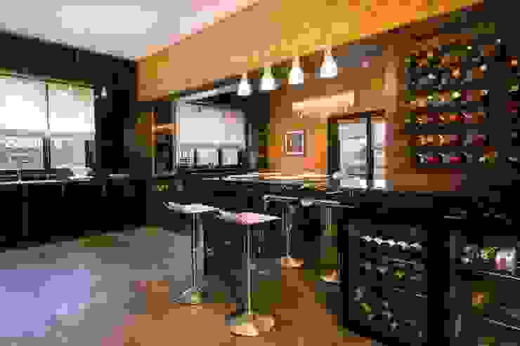 Интерьер деревянного особняка в подмосковном посёлке "Никольские озера", LOFTING LOFTING Кухни в эклектичном стиле деревянный дом,сруб,черная кухня,кухонный шкаф,освещение кухни,кухонный остров,винная стойка,винный шкаф