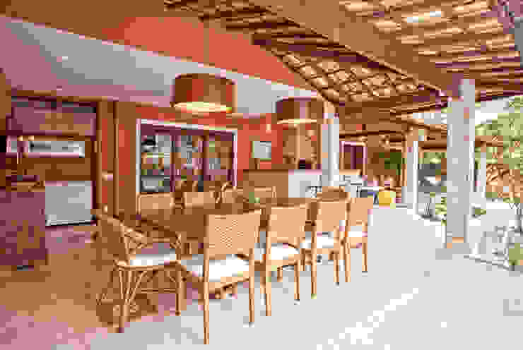 Veja o resultado da reforma da área externa dessa residência com área gourmet + cozinha!, Andréa Spelzon Interiores Andréa Spelzon Interiores Balcon, Veranda & Terrasse rustiques