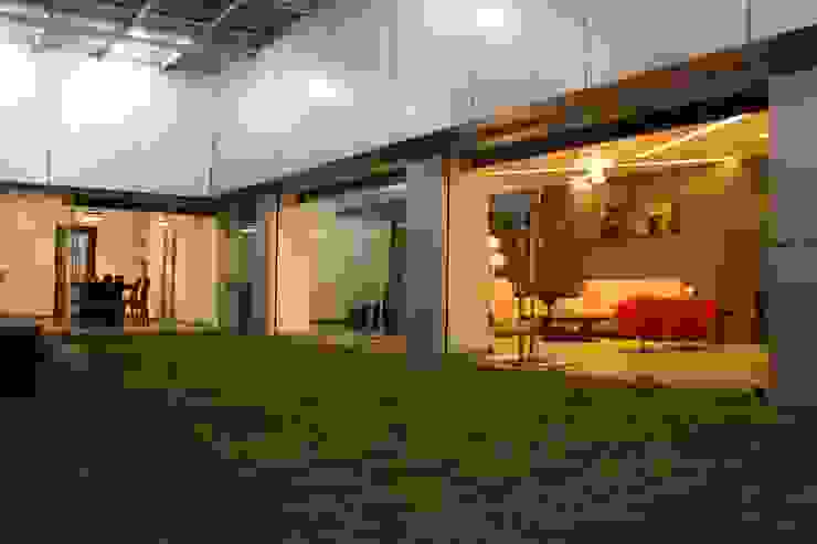 pent house for Mr. Jahagirdar At nanded 4th axis design studio Modern garden