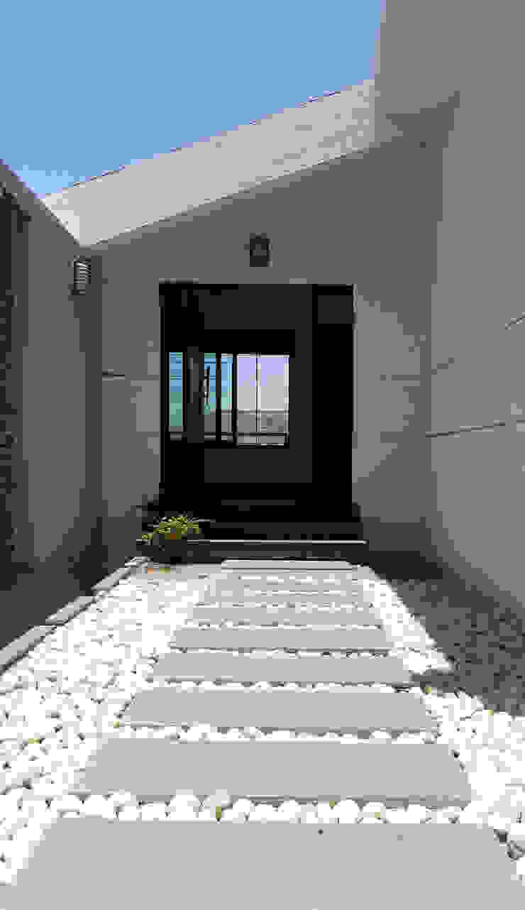 gandhi farm house 4th axis design studio Rustic style corridor, hallway & stairs