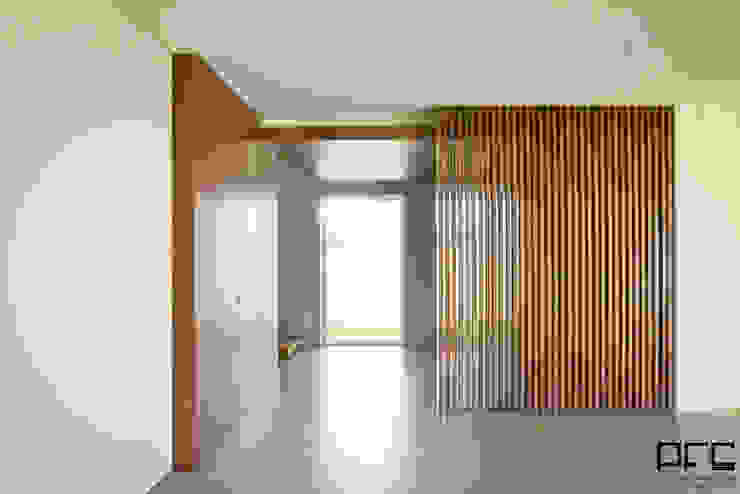 CASA RM_PÓVOA DE VARZIM_2013, PFS-arquitectura PFS-arquitectura Minimalist corridor, hallway & stairs