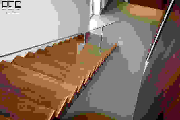 CASA RM_PÓVOA DE VARZIM_2013, PFS-arquitectura PFS-arquitectura Minimalist corridor, hallway & stairs