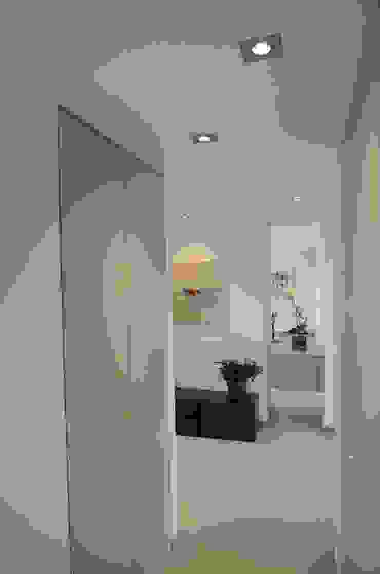 Minimalist corridor, hallway & stairs by Pierre Bernard Création Minimalist