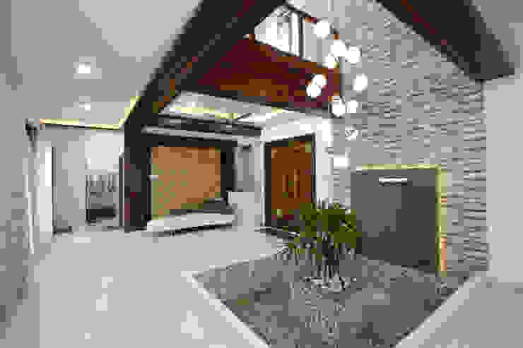 Dr Rafique Mawani's Residence, M B M architects M B M architects Minimalist corridor, hallway & stairs Building,Property,Plant,Window,Wood,House,Interior design,Floor,Living room,Shade