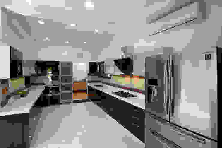 An Amazing Residence of Dr. Rafique Mawani, M B M architects M B M architects Minimalist kitchen Property,Cabinetry,Countertop,Building,Home appliance,House,Interior design,Kitchen,Kitchen appliance,Architecture