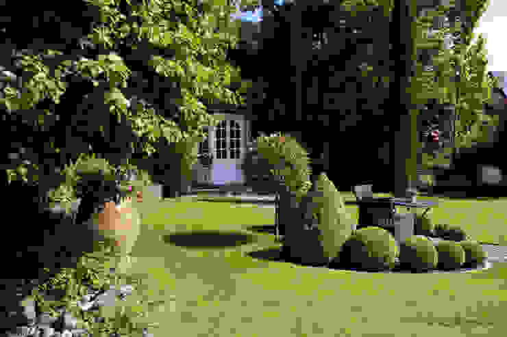 Ein Sitzplatz in der Rasenfläche kann auch Geborgenheit vermitteln dirlenbach - garten mit stil Garten im Landhausstil