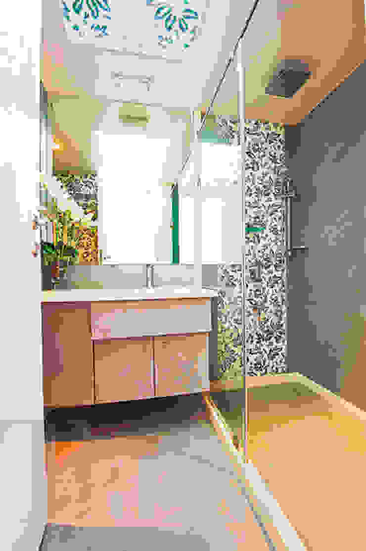 homify Modern bathroom Tiles Grey