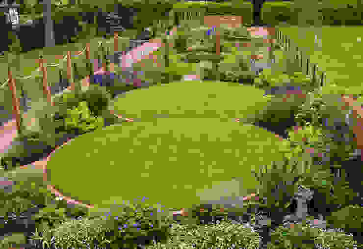 Circular lawns and traditional planting scheme Unique Landscapes Garten im Landhausstil circular lawns,traditional planting,timber posts,rope,lawn,country garden,traditional garden