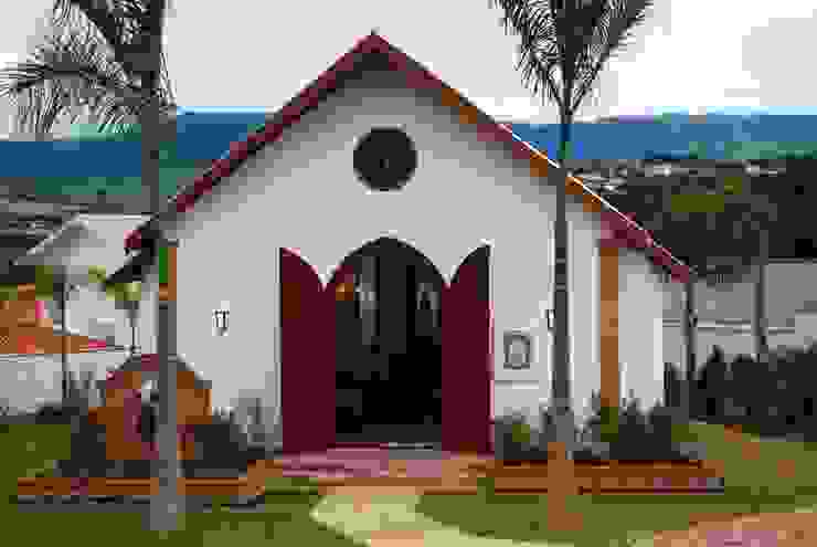 Uma pequena capela particular construída no interior de São Paulo, MBDesign Arquitetura & Interiores MBDesign Arquitetura & Interiores Casa rurale