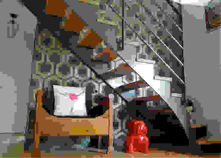 UNE DÉCO FUN ET COLORÉE !, UN AMOUR DE MAISON UN AMOUR DE MAISON Modern Corridor, Hallway and Staircase