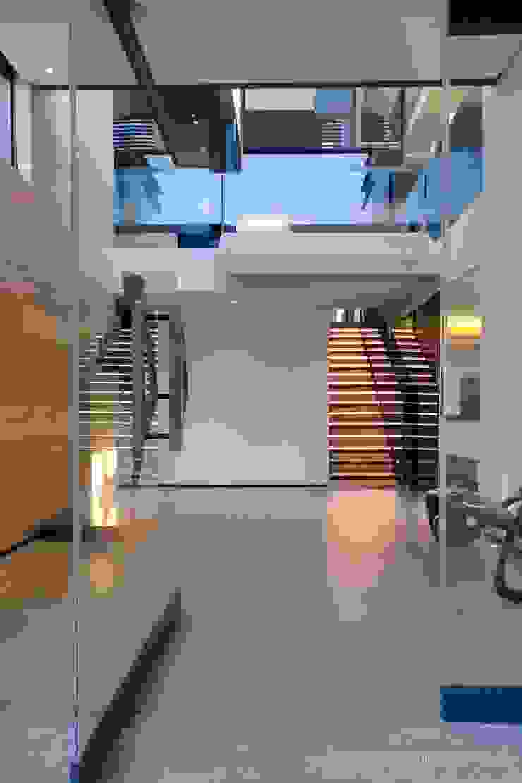 Concrete House Nico Van Der Meulen Architects Pasillos, vestíbulos y escaleras modernos