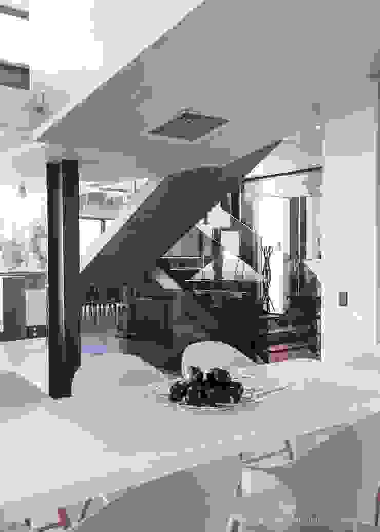 Concrete House Nico Van Der Meulen Architects Pasillos, vestíbulos y escaleras modernos
