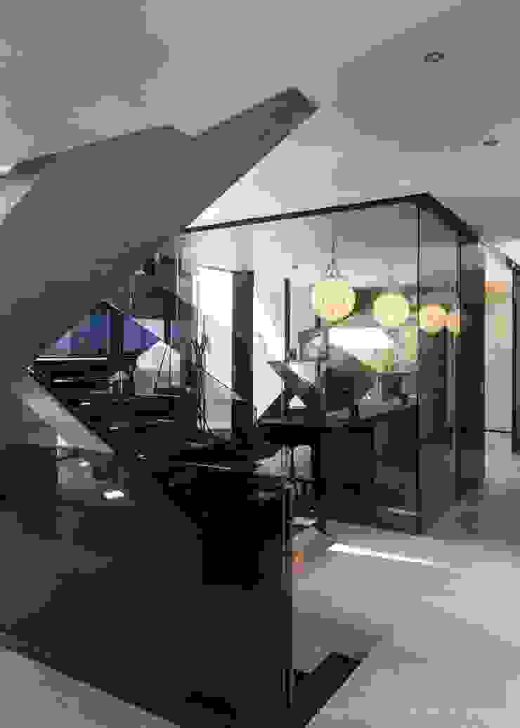 Concrete House Nico Van Der Meulen Architects Pasillos, vestíbulos y escaleras modernos