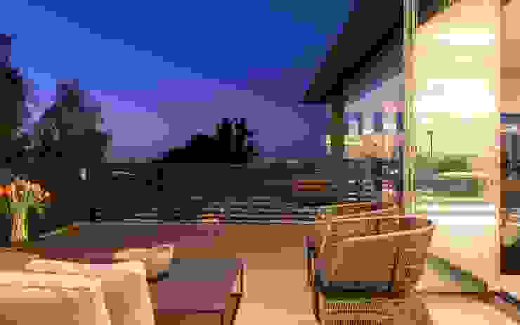 Concrete House Nico Van Der Meulen Architects Balcones y terrazas modernos