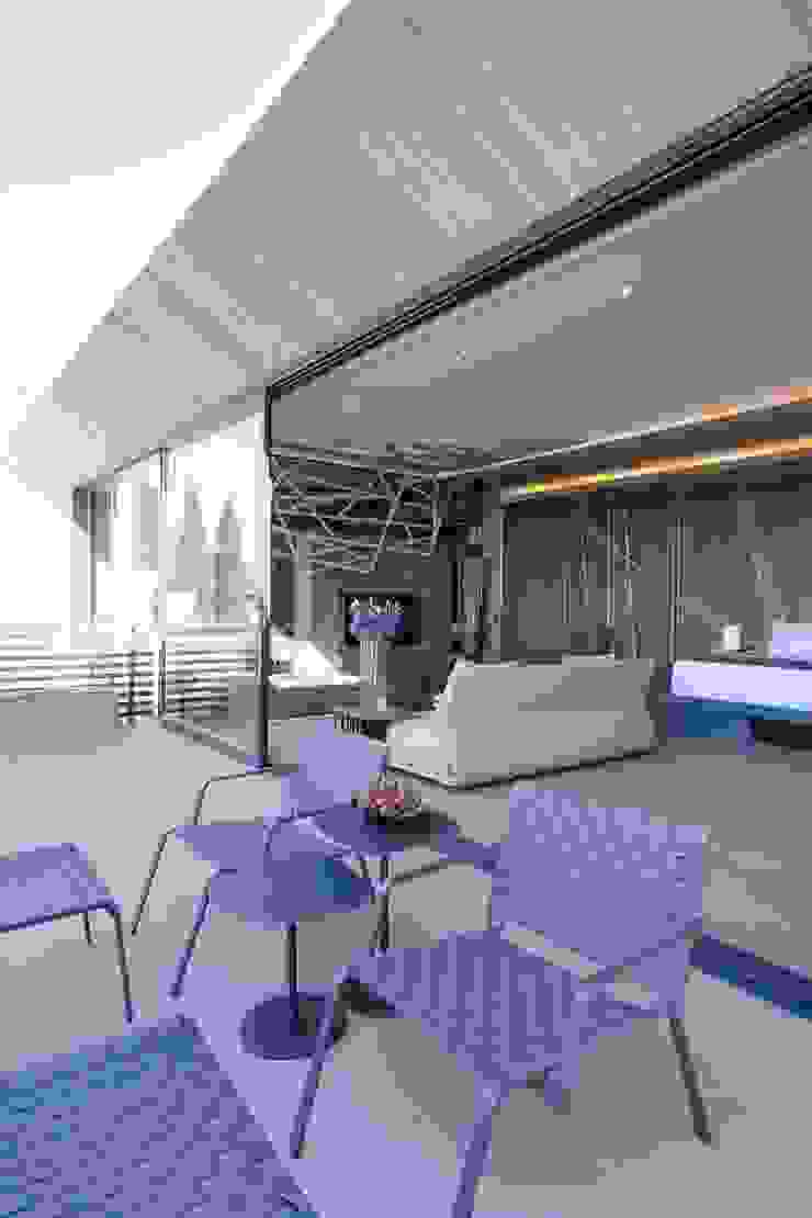 Concrete House Nico Van Der Meulen Architects Balcones y terrazas modernos