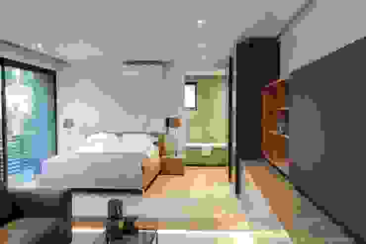 Concrete House Nico Van Der Meulen Architects Dormitorios modernos